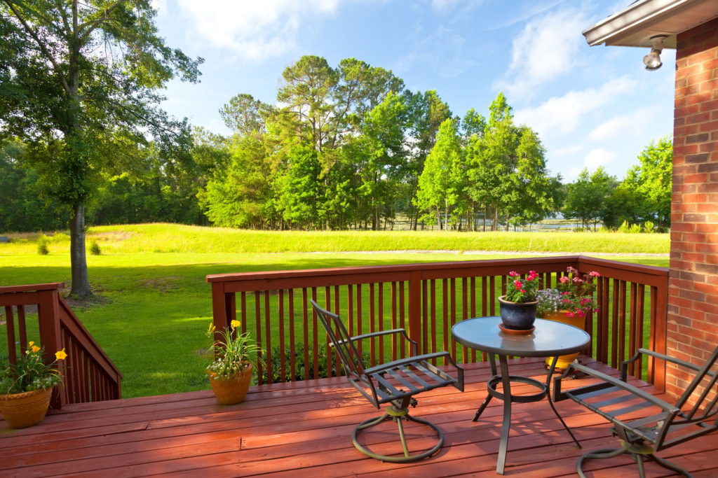 3 Major Benefits of Having a Backyard Deck 2