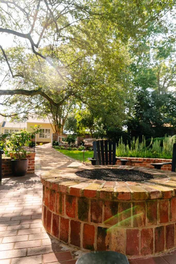 5 Fire Pit Designs That Elevate Southern Backyards 1